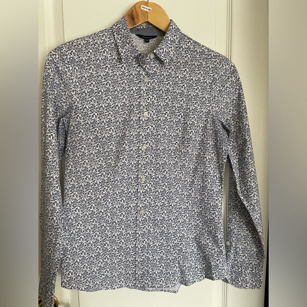 RW&CO. Women's Navy Blue and White Patterned Tailored Button Down Shirt